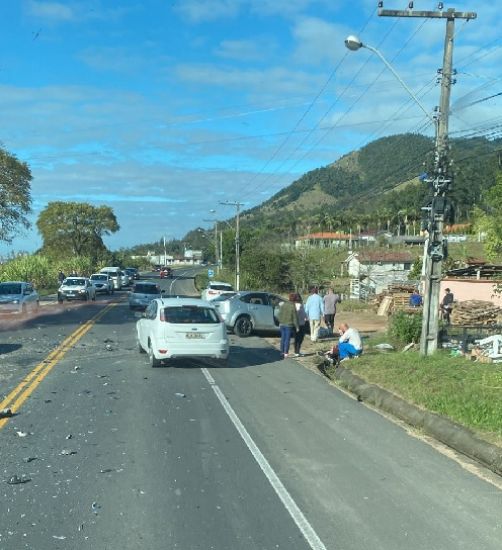 Acidente envolvendo dois carros e um caminhão deixa cinco pessoas