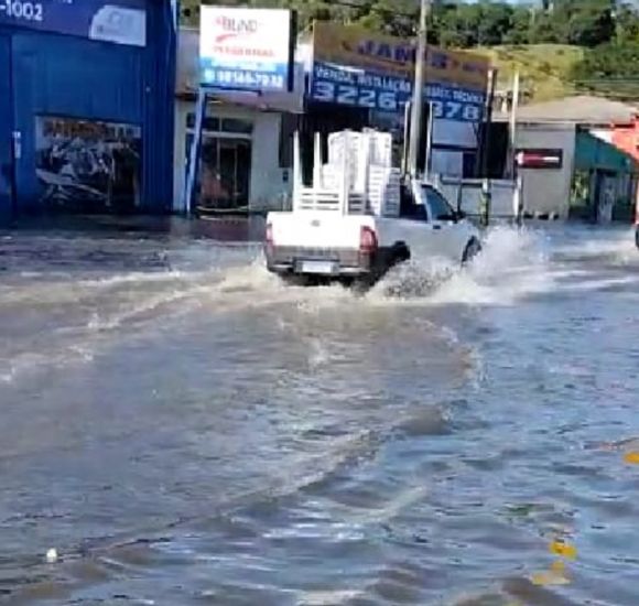 Maré alta causa ressaca e invade ruas em cidades e praias em SC